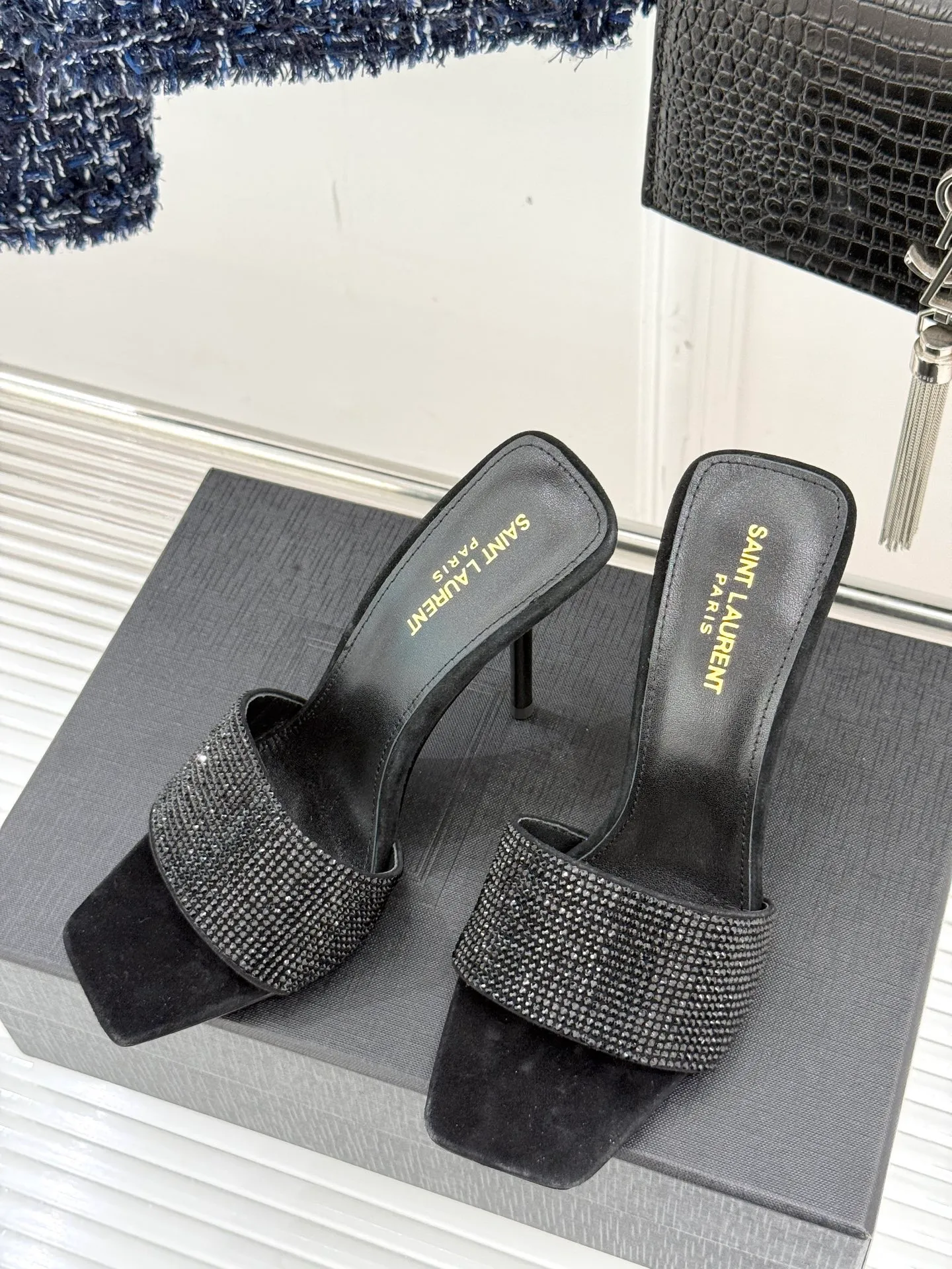 👟👟Ex-factory price 580👟👟Saint Lauren*YSL Saint Laurent classic spring and summer one-line rhinestone high-heeled slippers, rhinestone pearl heel high-heeled sandals, dazzling rhinestones, elegant age reduction, full of fairy princess atmosphere! The upper is made of original customized material, the inner pads are all grained sheepskin, and the outsole is imported genuine leather from Italy! Heel height: 10.5cm Size: 35-39 (34/40/41 customized)